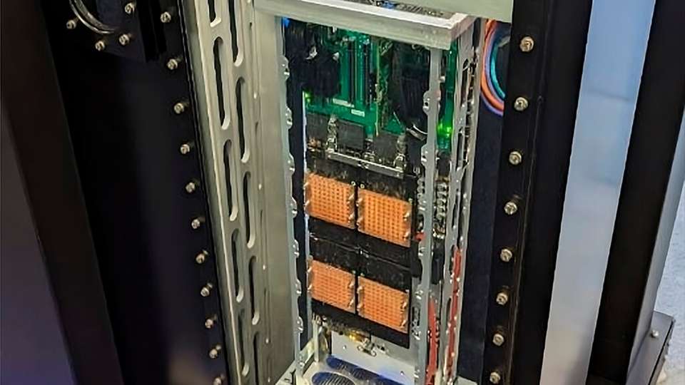 Darstellung einer zweiphasigen immersionsgekühlten Edge-KI-Server-Lösung auf der Nav- League's-Konferenz Sea-Air-Space 2023