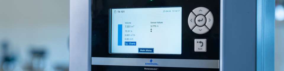 Der Rosemount 2405 Monitoring-Hub von Emerson vereint eine Anzeige, eine Kommunikationseinheit und einen Datensammler in einem einzigen Gerät, um eine umfassende Bestandskontrolle und Einblicke über mehrere Tanks hinweg zu ermöglichen.