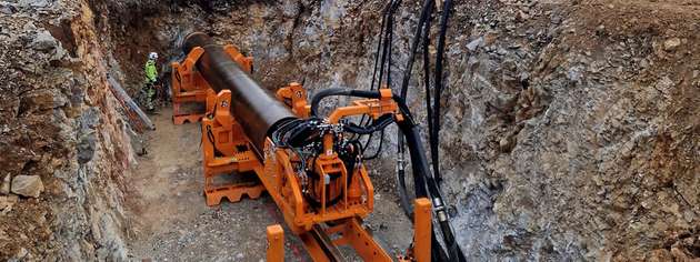 Die erste von zwei Bohrungs-Baustellen in Kroatien, hier bei Lučice, war gut 107 m lang und hatte einen Durchmesser von einem Meter. Der Untergrund wechselt ständig zwischen Fels, Lehm, Geröll und aufgeschüttetem Boden und stellt damit hohe Anforderungen an die Bohrtechnik.