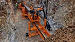 Die erste von zwei Bohrungs-Baustellen in Kroatien, hier bei Lučice, war gut 107 m lang und hatte einen Durchmesser von einem Meter. Der Untergrund wechselt ständig zwischen Fels, Lehm, Geröll und aufgeschüttetem Boden und stellt damit hohe Anforderungen an die Bohrtechnik.