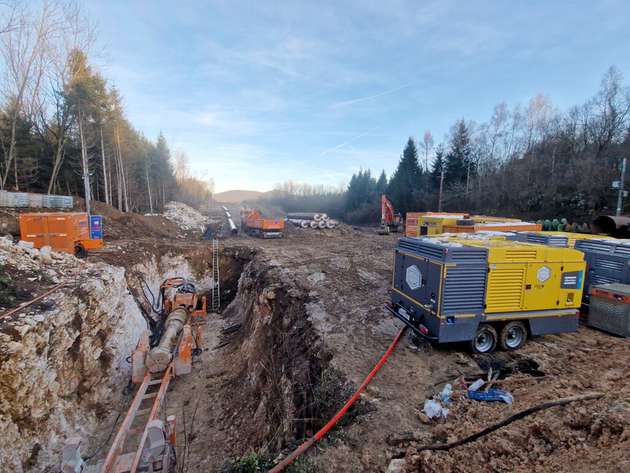 Bei der zweiten Baustelle in Kroatien, im Januar 2025 in Bosiljevo, war der Fels noch härter als bei der ersten. Damit wurde für das Hammerbohrgerät auch mehr Druckluft benötigt - hier bereitgestellt von fünf Atlas-Copco-Drill-Air-Kompressoren. Die lieferten zusammen etwa 150 m3 Druckluft pro Minute.