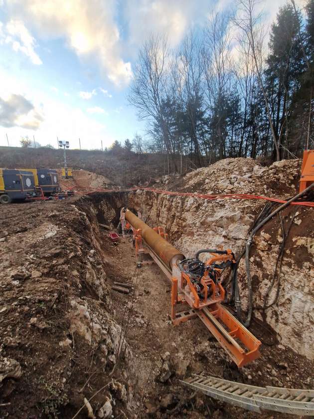 Das Hammerbohrgerät HZR 1200 ist nach Aussage des finnischen Herstellers Geonex das derzeit größte und stärkste seiner Art. Damit ließen sich die Bohrungen für Gas-Pipelines in Kroatien zuverlässig durchführen.