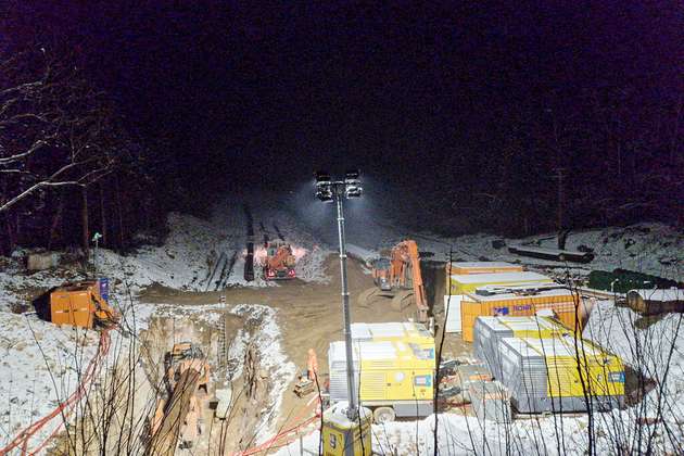 Auch in Kroatien sind die Tage im Winter kurz. Zur Ausleuchtung der Baustelle wurde daher ein Atlas-Copco-Lichtmast des Typs Highlite B5+ verwendet. Im Vordergrund die gelben Drill-Air-Kompressoren, die mit Dieselmotoren der Abgasstufe V arbeiten.