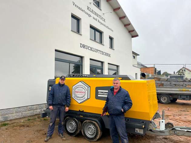 Für das Kroatien-Projekt hat Petzold bei der Drucklufttechnik Kleinstück mehrere fahrbare Kompressoren von Atlas Copco gemietet. Im Bild Firmengründer Guido Kleinstück (rechts) mit seinem Sohn Nico vor einem der Kompressoren.