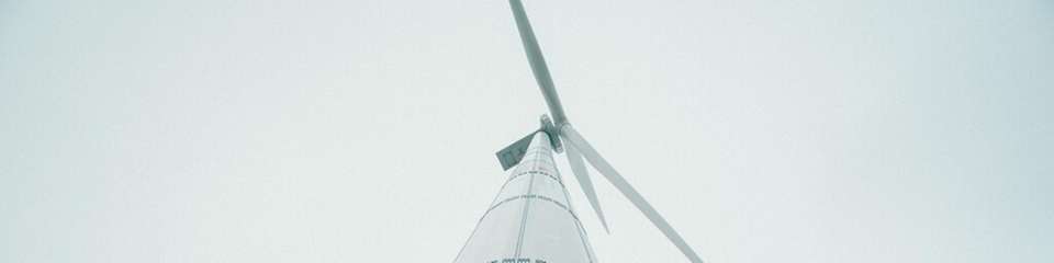 Besuch vor Ort in Janneby-Süderzollhaus (von links): Torsten Levsen, Vorstandsvorsitzender von DenkerWulf, Christoph Weidinger, Head of Sales Germany North-East bei Enercon, und Thomas Behrendt, Abteilungsleiter WEA-Einkauf und Standortleiter Rostock bei DenkerWulf.