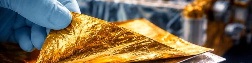 Eine hauchdünne Zwischenschicht zwischen Polymerfolie und Aluminiumbeschichtung verbessert die mechanische Stabilität von Superisolation für Satelliten – und eröffnet neue Möglichkeiten für flexible Elektronik und Sensoren.