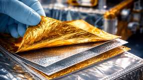 Eine hauchdünne Zwischenschicht zwischen Polymerfolie und Aluminiumbeschichtung verbessert die mechanische Stabilität von Superisolation für Satelliten – und eröffnet neue Möglichkeiten für flexible Elektronik und Sensoren.