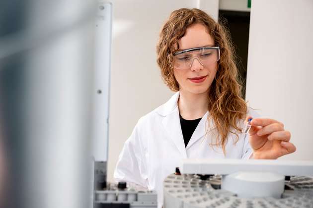 Dr. Melanie Walther und Team prüfen, wie gut sich organisches Material mithilfe verschiedener Mikroorganismen wandelt.