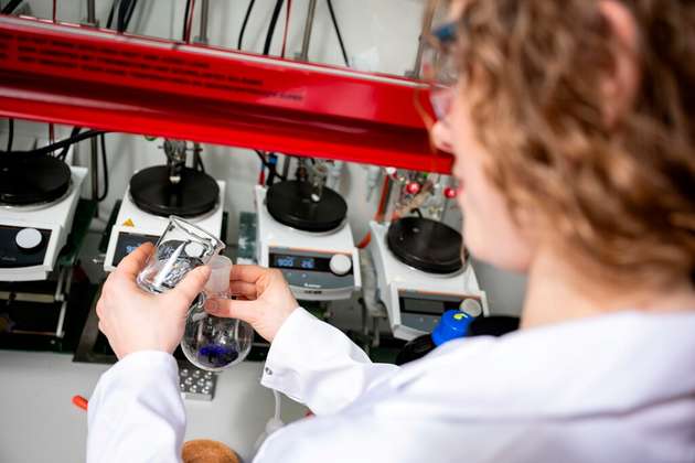 Um erstmalig komplett biobasiertes PBS zu erhalten, braucht es eine Spezialchemikalie. Die Forschenden arbeiten an einer neuartigen Technologie.