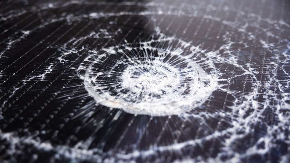 Bei Schäden an PV-Modulen drohen Besitzern duch Kosten für Reparatur oder Austausch, entgangenen Einsparungen durch reduzierte Energieproduktion während Ausfallzeiten und höheren Versicherungsprämien nach Schadensmeldungen hohe finanzielle Belastungen.