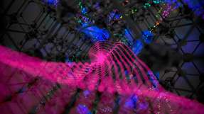 Defektreiche schwarze Diamanten erzeugen kohärente Superradianz-Pulse, deren Energie mehrfach nachbesetzt und in synchronisierten Mikrowellenblitzen abgegeben wird daraus auch