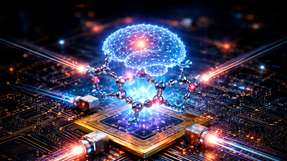 Molekulare Bauelemente können je nach Stimulation unterschiedliche Funktionen übernehmen, etwa als Speicher, Logikgatter oder elektronische Synapse. Der Ansatz zielt darauf ab, Speicher und Rechenleistung in einem Material zu vereinen und so neuromorphe Hardware zu ermöglichen.