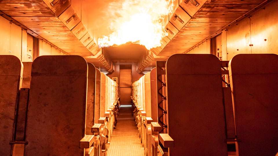 Die computergesteuerte, gasbetriebene Brandsimulation bildet reale Flugzeugbrände detailgetreu nach und reagiert authentisch auf Löschschaum, Wasser und taktische Eingriffe der Feuerwehr.