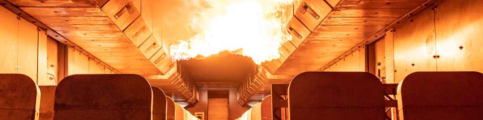 Die computergesteuerte, gasbetriebene Brandsimulation bildet reale Flugzeugbrände detailgetreu nach und reagiert authentisch auf Löschschaum, Wasser und taktische Eingriffe der Feuerwehr.