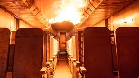 Die computergesteuerte, gasbetriebene Brandsimulation bildet reale Flugzeugbrände detailgetreu nach und reagiert authentisch auf Löschschaum, Wasser und taktische Eingriffe der Feuerwehr.