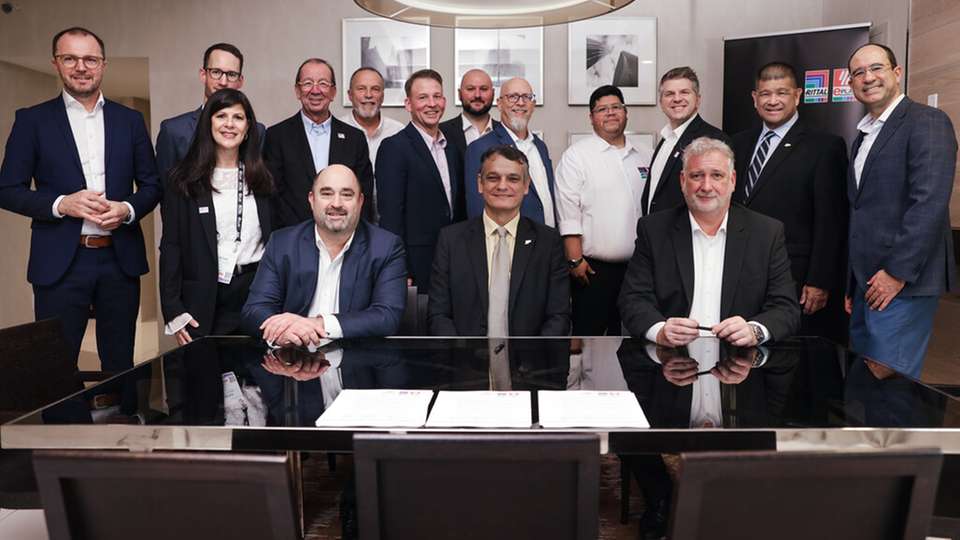 Unterzeichnung der Partnerschaft in Chicago: Dr. Daniel Castro (Mitte), Dekan Purdue Polytechnic, Sebastian Seitz (links), CEO von Eplan und Jochen Trautman (rechts), CEO Rittal Automation Systems.