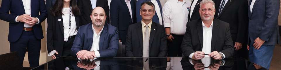 Unterzeichnung der Partnerschaft in Chicago: Dr. Daniel Castro (Mitte), Dekan Purdue Polytechnic, Sebastian Seitz (links), CEO von Eplan und Jochen Trautman (rechts), CEO Rittal Automation Systems.