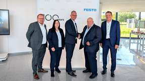 Von links nach rechts: Jan-Christoph Pakusa (Product Manager Power Supplies, Reichelt Elektronik), Nicole Kasner (KAM Distribution, Festo), Axel Schümann (Vice president, Festo), Ulf Timmermann (CEO, Reichelt Elektronik), Thomas Otto (Leitung KAM Distribution, Festo)
