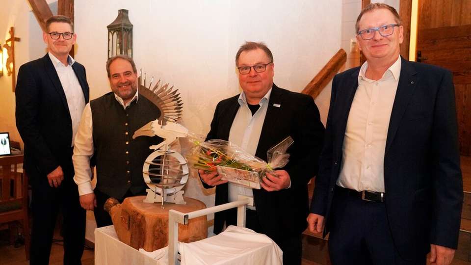 Im Rahmen der internen Verabschiedung würdigte der kaufmännische Geschäftsführer Franz Kamhuber seinen langjährigen Kollegen Martin Stadler. 