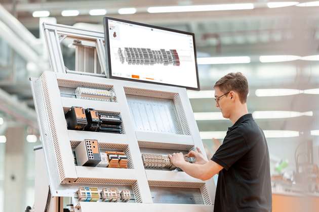 Hier unterstützt der Konfigurator bei der Klemmenleisten-Montage in der Produktion.