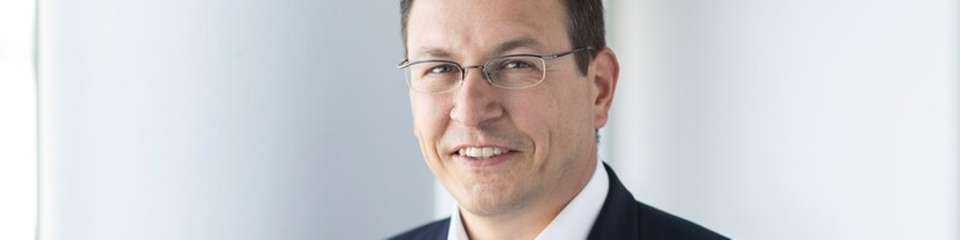 Tim Oliver Ricke, Global Segmentmanager Material Handling & Logistics bei Lenze: „Was aussieht wie Boxen von A nach B zu schieben, entscheidet heute über den Erfolg ganzer Volkswirtschaften.“