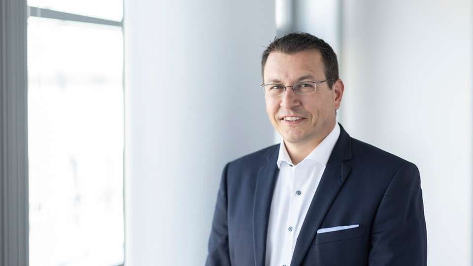 Tim Oliver Ricke, Global Segmentmanager Material Handling & Logistics bei Lenze: „Was aussieht wie Boxen von A nach B zu schieben, entscheidet heute über den Erfolg ganzer Volkswirtschaften.“