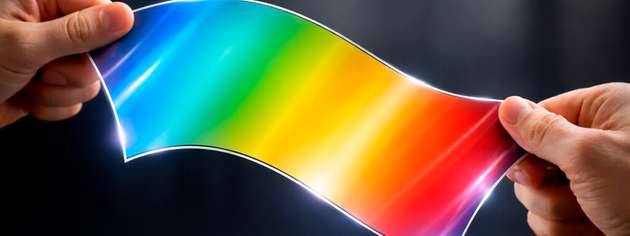 Die neu entwickelte dehnbare OLED behält ihre Leuchtkraft auch unter mechanischer Belastung und zeigt das Potenzial flexibler optoelektronischer Bauelemente für Sensoren und tragbare Anwendungen.