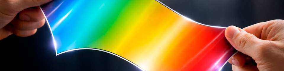 Die neu entwickelte dehnbare OLED behält ihre Leuchtkraft auch unter mechanischer Belastung und zeigt das Potenzial flexibler optoelektronischer Bauelemente für Sensoren und tragbare Anwendungen.