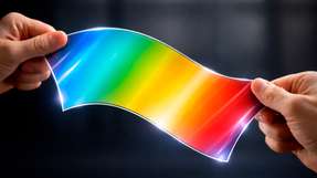 Die neu entwickelte dehnbare OLED behält ihre Leuchtkraft auch unter mechanischer Belastung und zeigt das Potenzial flexibler optoelektronischer Bauelemente für Sensoren und tragbare Anwendungen.