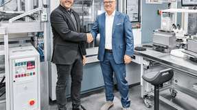 Der bisherige Geschäftsführer und Inhaber von Neddermann, Matthias Knieß (rechts), geht in den Ruhestand. Er hat die Führung an Sebastian Schill, Leiter der Technologiefabrik von Festo in Scharnhausen, übergeben.