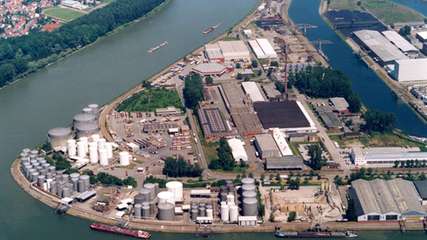 Eine neue Pilotanlage in Mannheim mischt strombasierte oder biogene Kraftstoffe flexibel mit fossilen und dokumentiert die CO₂-Einsparung digital für jede Lieferung. (Foto: Exolum Mannheim GmbH)