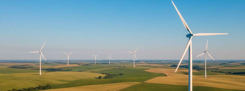 Der starke Genehmigungs- und Zubauwert für das Jahr 2025 zeigt das Wachstum der Windenergie. Gleichzeitig erschweren Netzhürden die Umsetzung neuer Projekte.