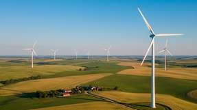 Der starke Genehmigungs- und Zubauwert für das Jahr 2025 zeigt das Wachstum der Windenergie. Gleichzeitig erschweren Netzhürden die Umsetzung neuer Projekte.