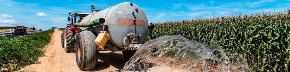 Oft wird Gülle per Schleppschlauch auf die Felder gebracht. Nunos wandelt Gülle in hochwertigen, emissionsarmen Dünger um.