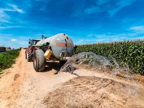 Oft wird Gülle per Schleppschlauch auf die Felder gebracht. Nunos wandelt Gülle in hochwertigen, emissionsarmen Dünger um.