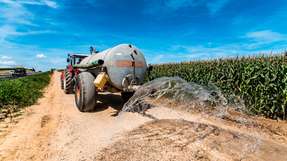 Oft wird Gülle per Schleppschlauch auf die Felder gebracht. Nunos wandelt Gülle in hochwertigen, emissionsarmen Dünger um.