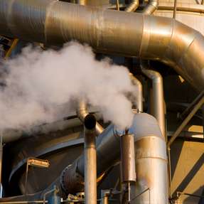 Durch die Umwandlung industrieller Abwärme in kontinuierlichen Strom können energieintensive Betriebe eine wetterunabhängige, CO2-freie Eigenversorgung direkt vor Ort gewährleisten.