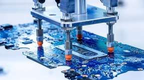 Sichere Handhabung sensibler Elektronik: Der neue Sauggreifer aus dem Material HT1-ESD bewegt Leiterplatten abdruckarm und schützt zuverlässig vor elektrostatischen Entladungen.