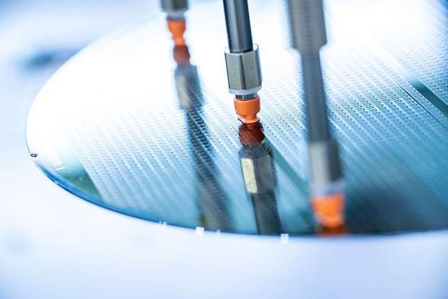 Wafer-Handling mit System: Sauger aus dem Material HT1-ESD schützen vor elektrostatischen Entladungen und sichern die Oberflächenqualität sensibler Elektronikbauteile.