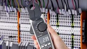 Die Stromzange VC-515 von Voltcraft (Foto) und ihr Schwestermodell VC-513 eignen sich etwa für die Strommessung in Batteriespeichern, Ladegeräten oder Back-up-Batteriesystemen.