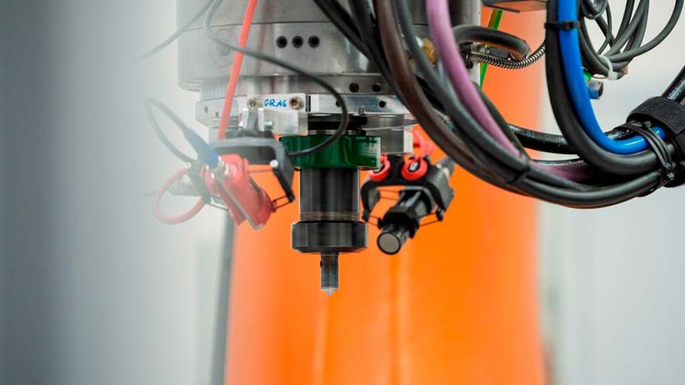 Akustische Prozessüberwachung in der Praxis: Der Messaufbau kombiniert Mikrofone am FSW-Werkzeug mit synchron erfassten Maschinenparametern als Grundlage für KI-gestützte Verschleißerkennung.