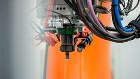 Akustische Prozessüberwachung in der Praxis: Der Messaufbau kombiniert Mikrofone am FSW-Werkzeug mit synchron erfassten Maschinenparametern als Grundlage für KI-gestützte Verschleißerkennung.