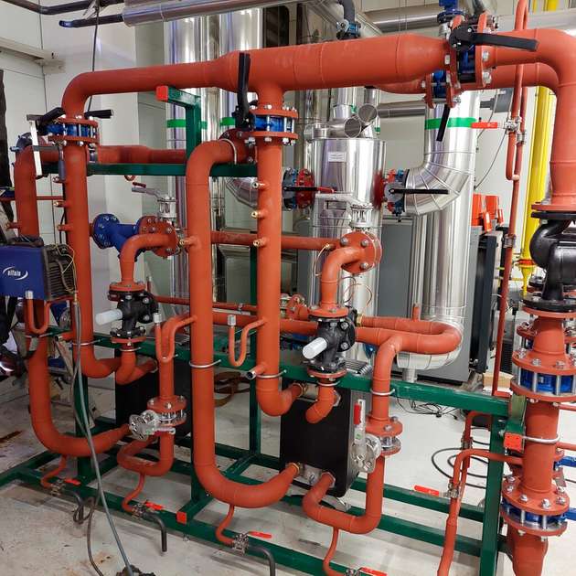 Die Umstellung auf eine neue, mit Biomasse betriebene Wärmeleitung vermeidet 260 t CO2 pro Jahr.