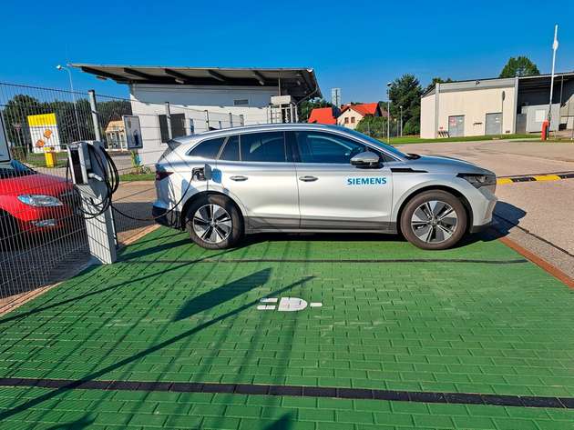 Als weitere Maßnahmen wurde 2025 die komplette Fahrzeugflotte des Standorts auf Elektrofahrzeuge umgerüstet. 