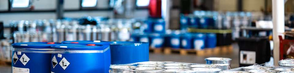 Gebinde mit chemischen Produkten im Werk, bereit für Verarbeitung und Versand innerhalb der Produktionskette.