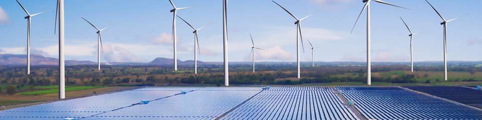 Solar- und Windkraftanlagen als kombinierte Erzeugungssysteme für eine stabile und nachhaltige Energieversorgung.