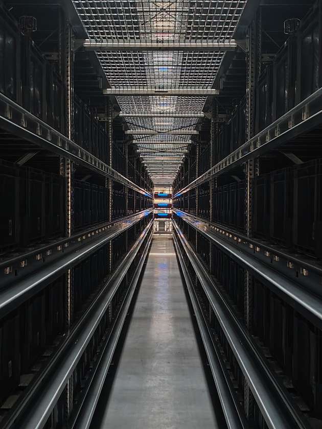 17 Shuttles bedienen in vier Gassen und 17 Ebenen insgesamt über 17.500 Behälterstellplätze.