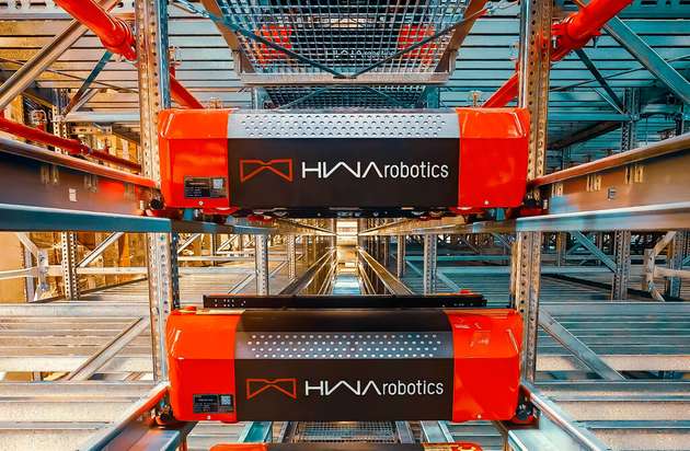 Zwei zentrale Lifte verbinden die einzelnen Regalebenen mit der Fördertechnik auf der Grundfläche.