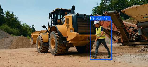 Visionary Ai-Assist erkennt eine Person im Abstand von einem Meter zum Baumaschinenfahrzeug auf einer Baustelle.