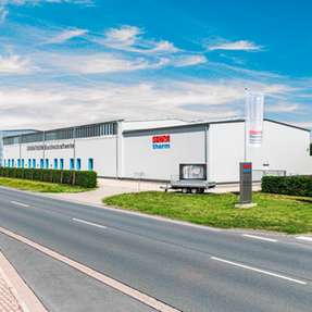 Ansicht des Sokratherm-Standorts mit Produktionshallen für Blockheizkraftwerke.